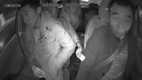 凌晨女子打車到江邊，并掏出百元大鈔給司機(jī)稱不用找了。資陽公安供圖