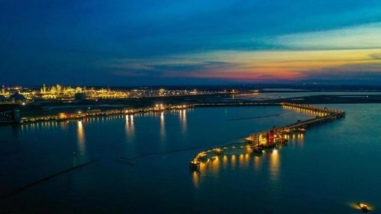 圖為中科煉化自建港口碼頭，30萬噸級(jí)原油泊位