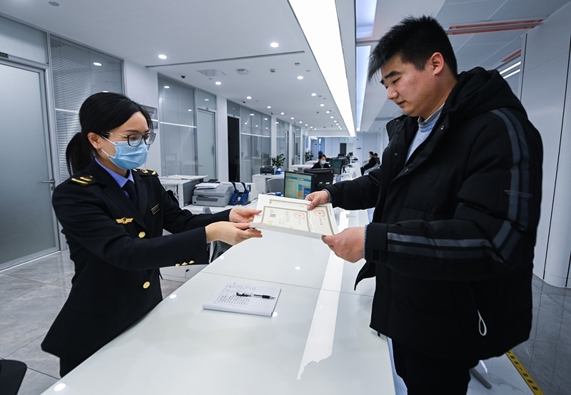 2023年2月8日，浙江省湖州市吳興區(qū)，企業(yè)負(fù)責(zé)人在中小微企業(yè)一站式服務(wù)平臺領(lǐng)取營業(yè)執(zhí)照。
