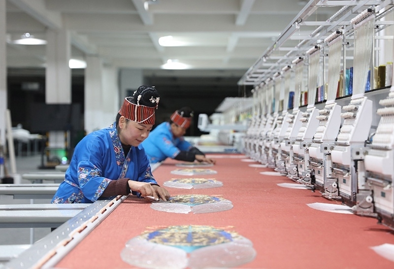 2023年2月13日，貴州省黔東南苗族侗族自治州施秉縣工業(yè)園區(qū)，工人在機繡車間作業(yè)。