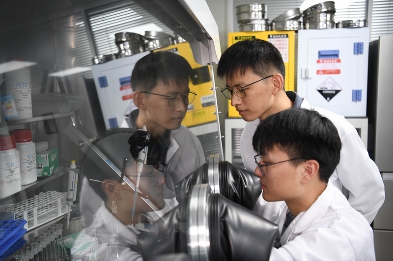 2022年10月19日，中國科學(xué)技術(shù)大學(xué)地球和空間科學(xué)學(xué)院研究員、青年教師郝記華（后）在實驗室與學(xué)生交流。