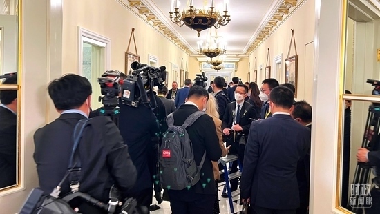  △等待進入會場的新聞記者擠滿走廊。（總臺央視記者程鋮拍攝）