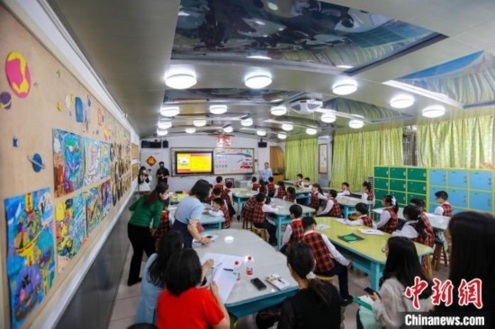 廣州市越秀區(qū)朝天小學(xué)三年級(jí)學(xué)生在學(xué)習(xí)以《四通八達(dá)的交通》為主題的道德與法治課程 胡強(qiáng)明 攝