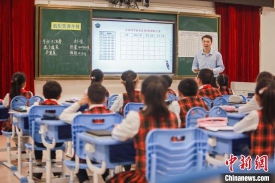 廣州市越秀區(qū)朝天小學(xué)四年級(jí)學(xué)生在學(xué)習(xí)數(shù)學(xué)文化課 胡強(qiáng)明 攝