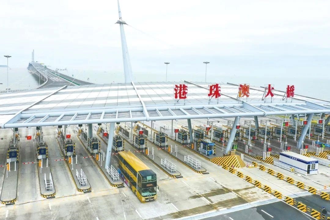 △一輛從香港開(kāi)往珠海的港珠澳大橋穿梭巴士入境珠海。