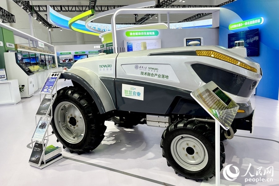 通過(guò)手機(jī)，就能指揮新能源無(wú)人駕駛拖拉機(jī)在田里作業(yè)。人民網(wǎng) 錢(qián)嘉禾攝