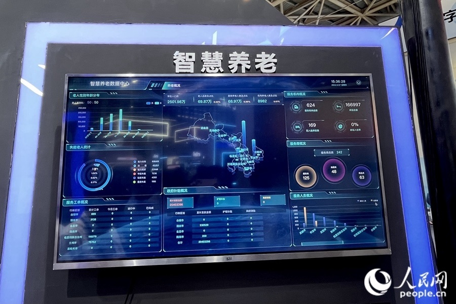 “意康養(yǎng)”智慧養(yǎng)老平臺(tái)充分利用信息化手段，把轄區(qū)內(nèi)社會(huì)資源充分整合和調(diào)配，滿足老年人多元的養(yǎng)老服務(wù)需求。人民網(wǎng) 錢(qián)嘉禾攝