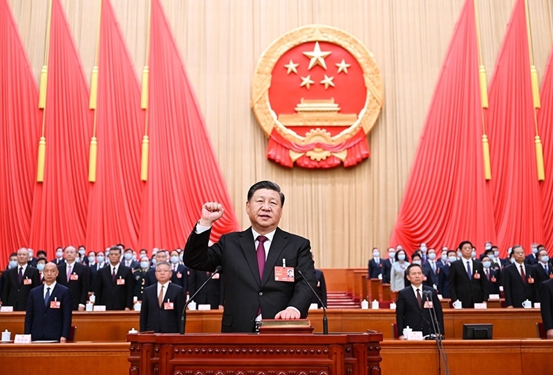 2023年3月10日，十四屆全國人大一次會議在北京人民大會堂舉行第三次全體會議。習(xí)近平全票當(dāng)選為中華人民共和國主席、中華人民共和國中央軍事委員會主席。這是習(xí)近平進(jìn)行憲法宣誓。