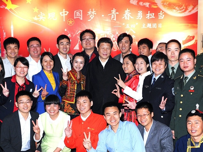2013年5月4日，習(xí)近平總書記來到中國航天科技集團(tuán)公司中國空間技術(shù)研究院，同各界優(yōu)秀青年代表座談并發(fā)表重要講話。這是座談會前，習(xí)近平和在展廳參觀的優(yōu)秀青年代表合影。