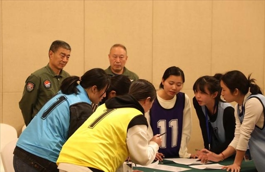 2023年4月4日，參加海軍招飛選拔的學(xué)生在心理選拔環(huán)節(jié)討論發(fā)言，海軍飛行人才心理選拔專家對參檢學(xué)生進(jìn)行活動觀察。