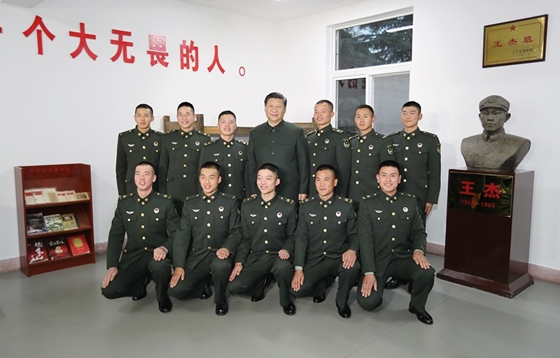 2017年12月13日，中共中央總書記、國(guó)家主席、中央軍委主席習(xí)近平到第71集團(tuán)軍視察。這是習(xí)近平同“王杰班”戰(zhàn)士合影。