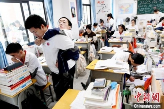 遇到鐘華強(qiáng)課堂上內(nèi)急，江西省南康中學(xué)北校區(qū)的高三學(xué)生朱金祥便會(huì)及時(shí)背著他前往衛(wèi)生間。 卓忠偉 攝
