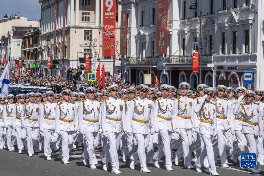 5月9日，在俄羅斯符拉迪沃斯托克市，軍人參加閱兵式。新華社發(fā)（郭飛洲攝）