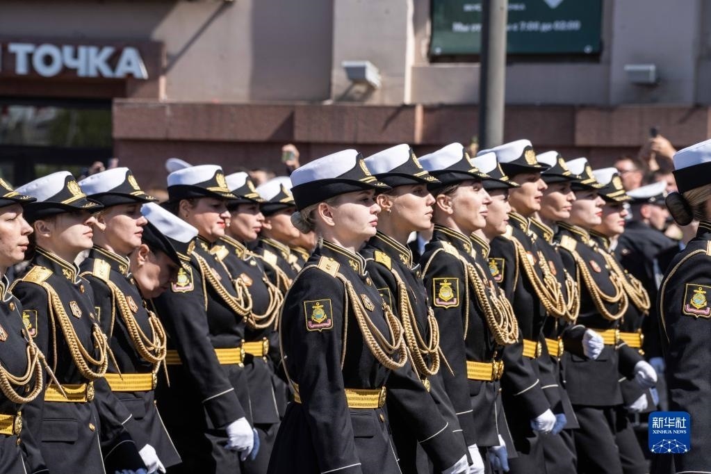5月9日，在俄羅斯符拉迪沃斯托克市，軍人參加閱兵式。新華社發(fā)（郭飛洲攝）