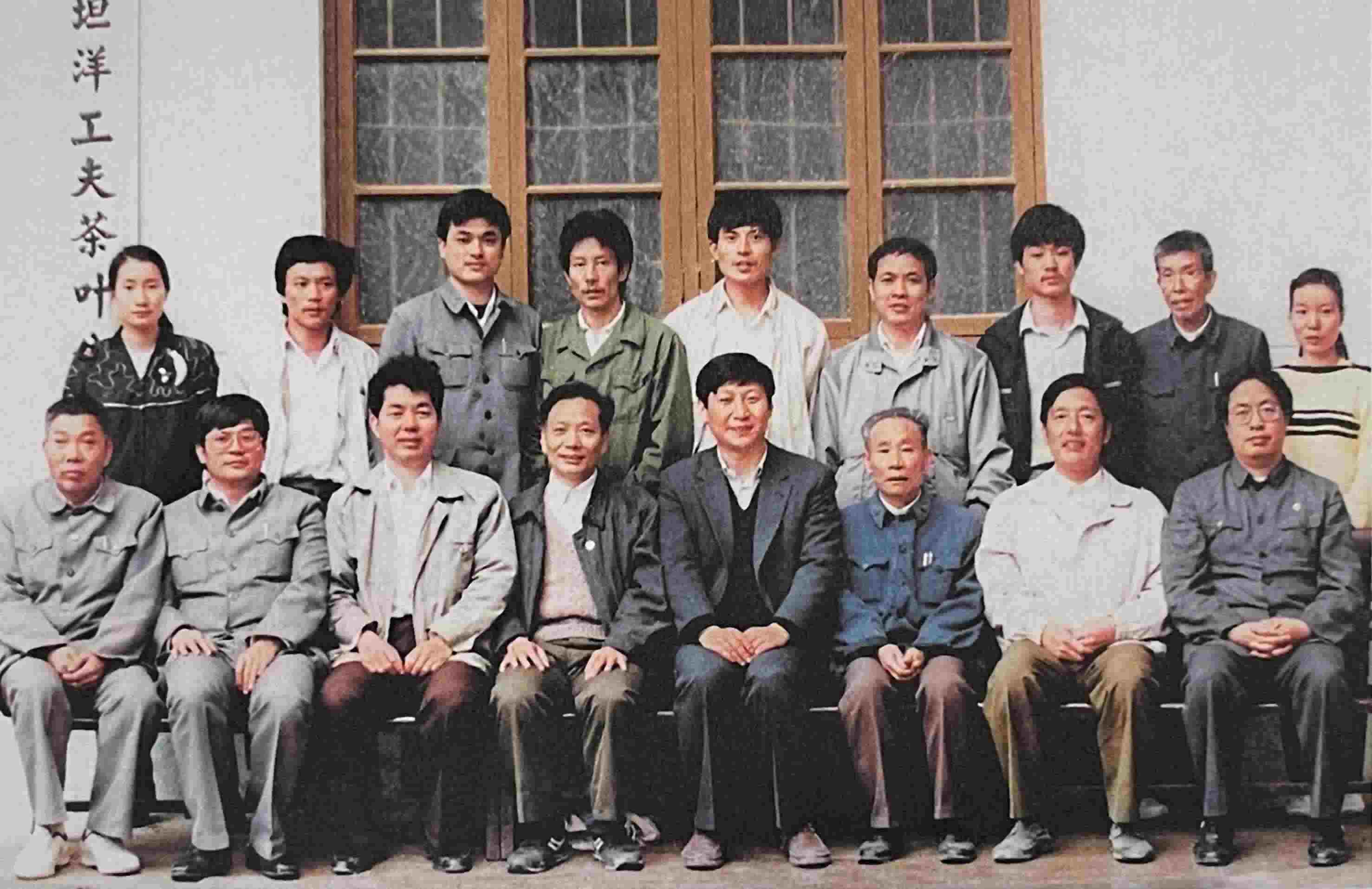 1990年5月，剛調(diào)任福州市委書(shū)記的習(xí)近平到寧德交接工作時(shí)，調(diào)研福安市社口鄉(xiāng)坦洋工夫茶葉公司。