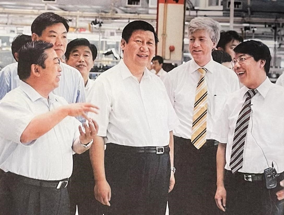 2007年7月，習(xí)近平調(diào)研上海大眾汽車(chē)有限公司。