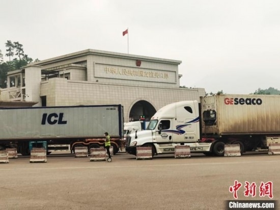 近日，位于中越邊境廣西憑祥市的友誼關(guān)口岸車水馬龍，裝載著東盟水果的跨境車輛來往不斷。黃艷梅 攝