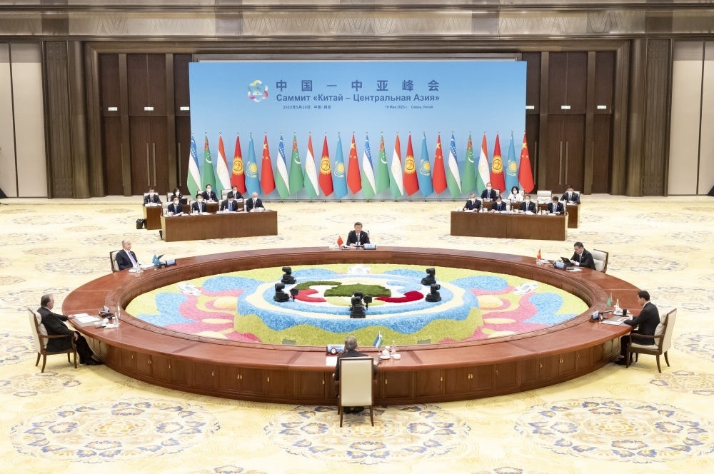 5月19日上午，國家主席習(xí)近平在陜西省西安市主持首屆中國－中亞峰會(huì)并發(fā)表題為《攜手建設(shè)守望相助、共同發(fā)展、普遍安全、世代友好的中國－中亞命運(yùn)共同體》的主旨講話。哈薩克斯坦總統(tǒng)托卡耶夫、吉爾吉斯斯坦總統(tǒng)扎帕羅夫、塔吉克斯坦總統(tǒng)拉赫蒙、土庫曼斯坦總統(tǒng)別爾德穆哈梅多夫、烏茲別克斯坦總統(tǒng)米爾濟(jì)約耶夫出席。新華社記者 丁海濤 攝