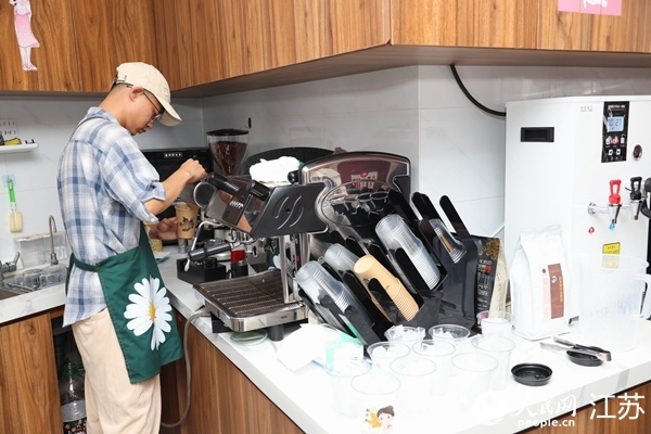 謝雨橋正在制作咖啡。人民網(wǎng)記者 馬曉波攝