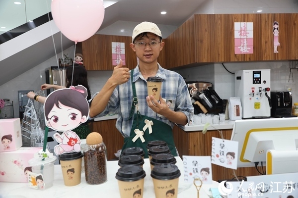 謝雨橋展示制作好的咖啡。人民網(wǎng)記者 馬曉波攝
