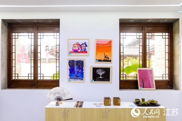 “棲棲小店”的文創(chuàng)產(chǎn)品展示廳。人民網(wǎng)記者 馬曉波攝