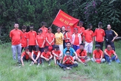 項(xiàng)目辦開(kāi)展活動(dòng)合影，喬海云（后排中，黑衣）和張?jiān)氯纾ê笈庞乙唬? referrerpolicy=