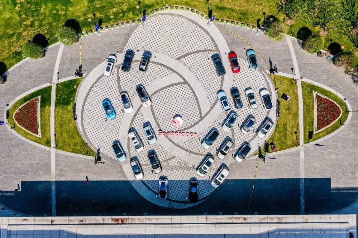 峰會戶外整車展示區(qū)俯瞰圖。（受訪者供圖）