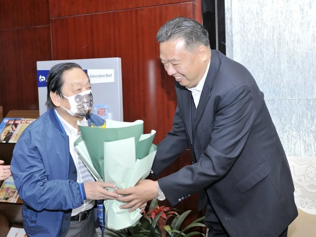 ▲青海省政協(xié)副主席、青海省林草局黨組書記、局長、祁連山國家公園青海省管理局局長李曉南在機場迎接韓美林