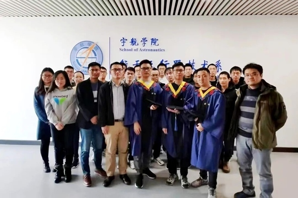 桂海潮（前排左二）與實驗室碩士畢業(yè)生合影。校方供圖