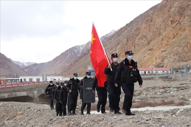 陳暢帶領(lǐng)民警巡邏。受訪者供圖
