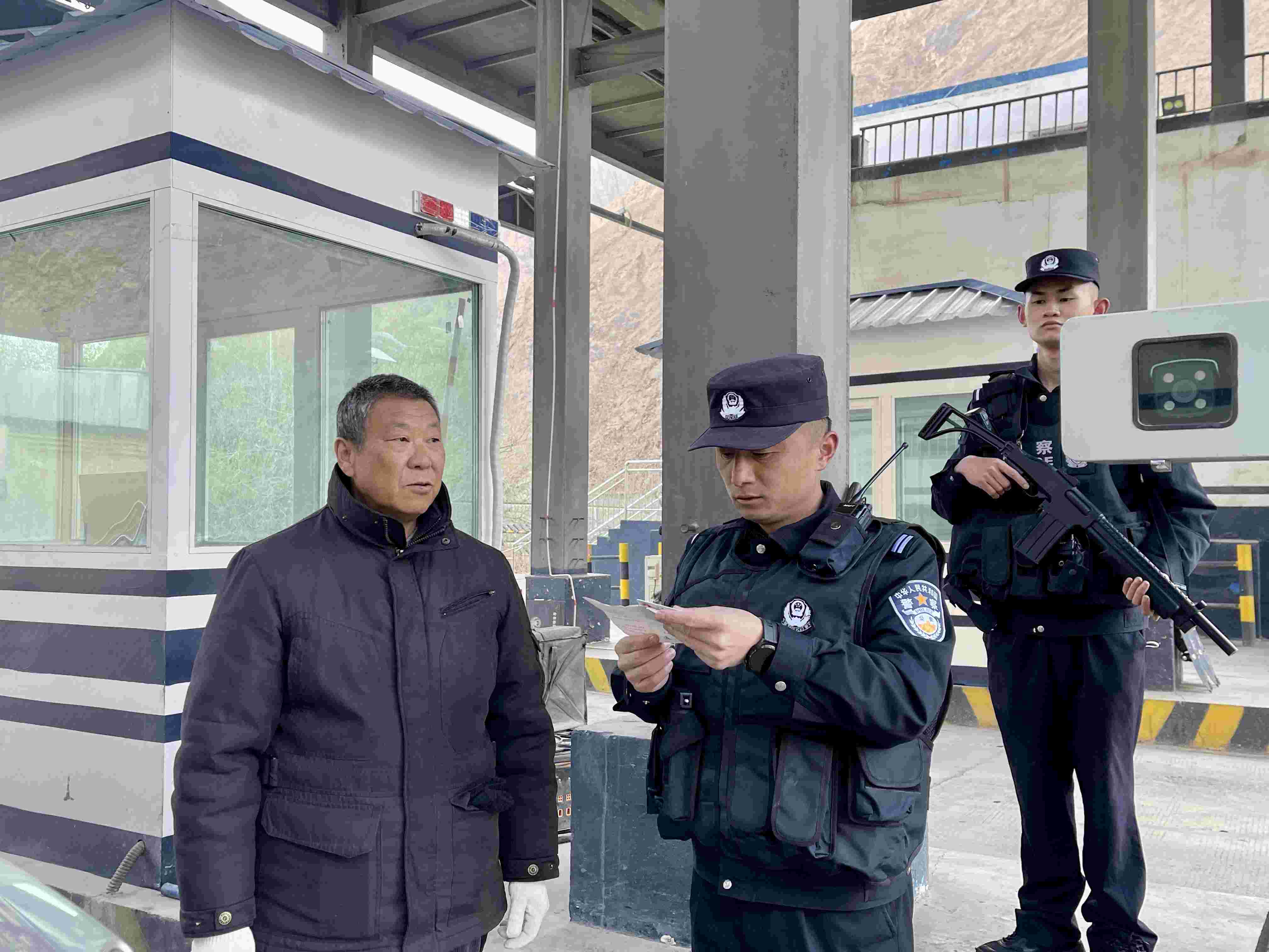 在庫地邊境檢查站，陳暢核對進(jìn)出邊境管理區(qū)人員信息。人民網(wǎng) 周靜圓攝