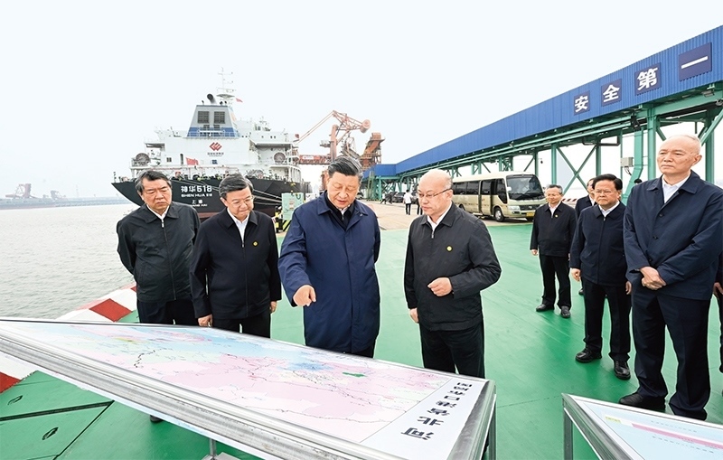 2023年5月11日至12日，中共中央總書記、國家主席、中央軍委主席習(xí)近平在河北考察，并主持召開深入推進京津冀協(xié)同發(fā)展座談會。這是11日下午，習(xí)近平在滄州市黃驊港煤炭港區(qū)碼頭考察。 新華社記者 李學(xué)仁/攝