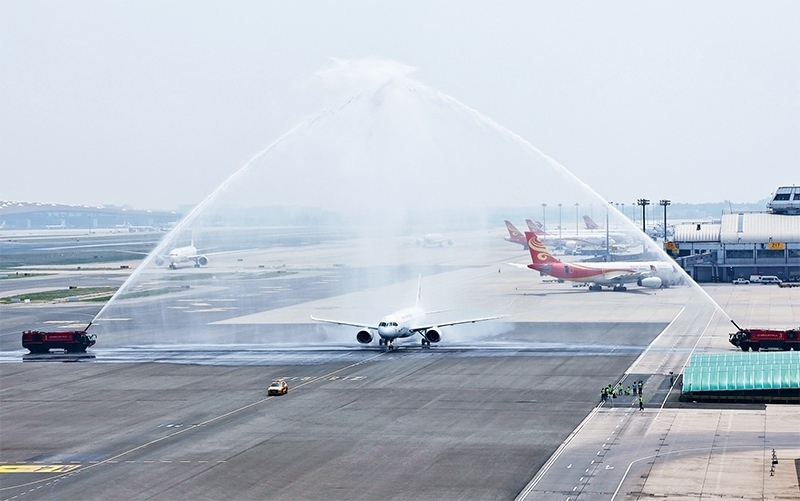 2023年5月28日，國(guó)產(chǎn)大型客機(jī)C919圓滿完成首次商業(yè)飛行，開(kāi)啟市場(chǎng)化運(yùn)營(yíng)、產(chǎn)業(yè)化發(fā)展新征程。圖為北京首都國(guó)際機(jī)場(chǎng)以水門(mén)禮迎接C919首個(gè)商業(yè)航班東航MU9191。 新華社發(fā) 魏萌/攝