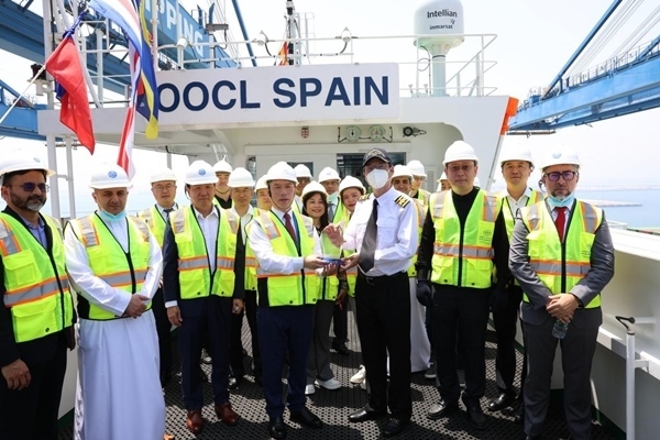 圖為與會(huì)嘉賓參觀“東方西班牙”輪。中遠(yuǎn)海運(yùn)港口阿布扎比碼頭供圖