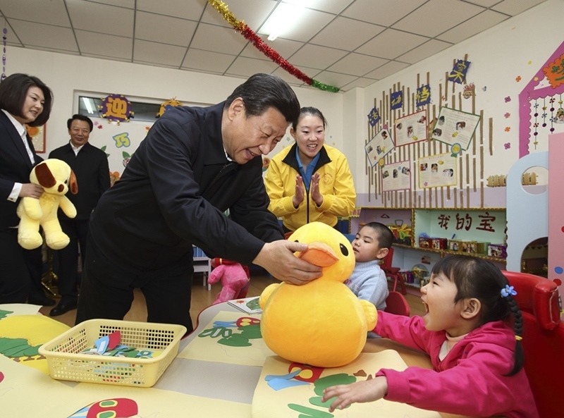 2014年1月28日，習(xí)近平總書記來到內(nèi)蒙古自治區(qū)呼和浩特市兒童福利院看望孩子們并贈(zèng)送新春禮物。