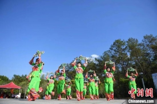 市民在跳廣場舞。 唐小晴 攝