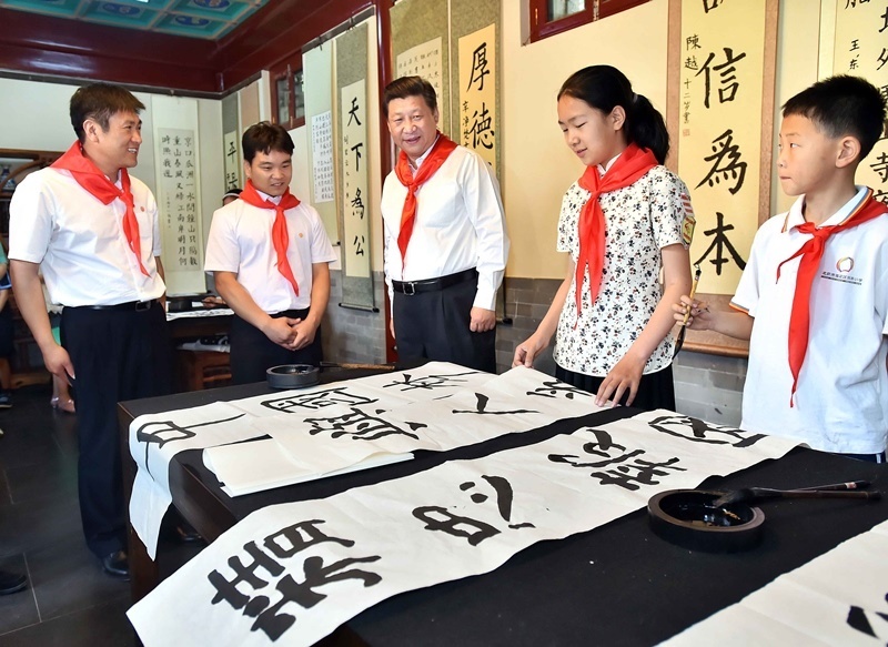 2014年5月30日，習(xí)近平總書記來到北京市海淀區(qū)民族小學(xué)，參加慶?！傲弧眹H兒童節(jié)活動(dòng)。