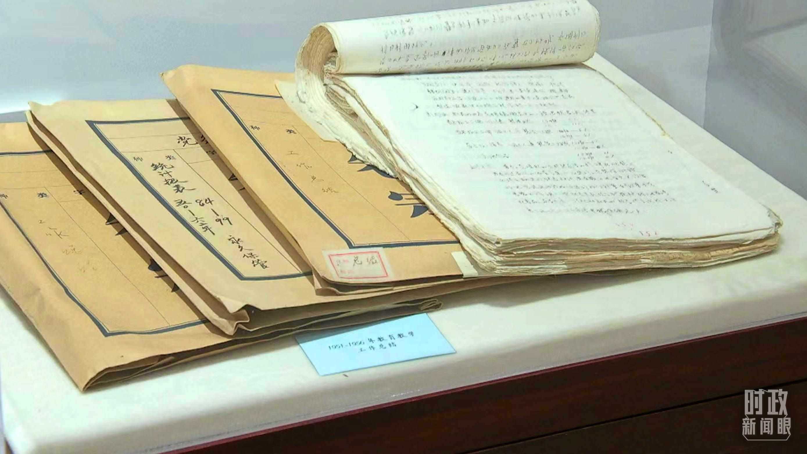 △校史館內(nèi)的教育教學(xué)工作總結(jié)展陳。（總臺(tái)央視記者金雨秋拍攝）