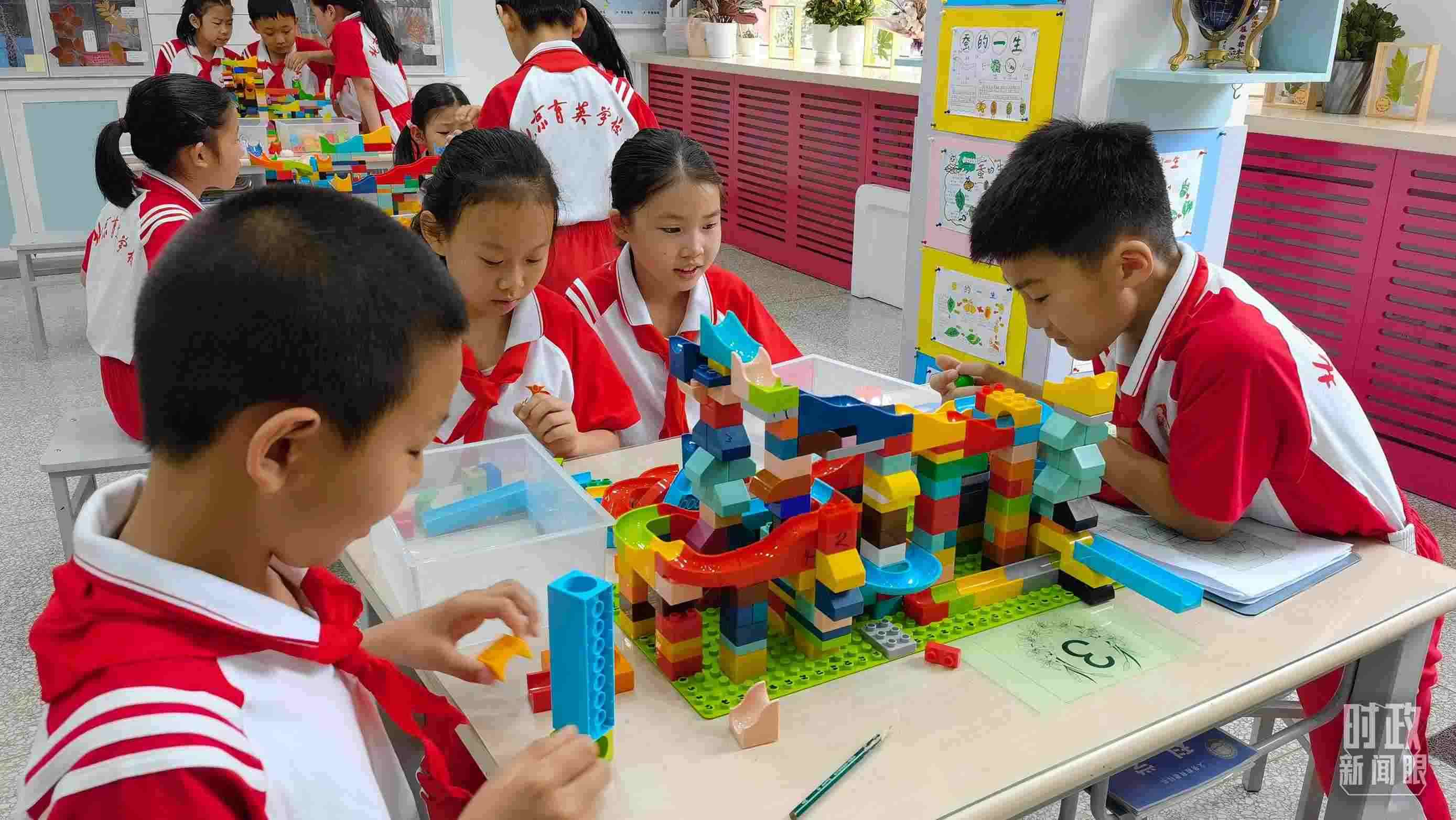 △正在搭建過(guò)山車模型的學(xué)生們。（總臺(tái)央視記者石丞拍攝）