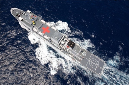 航行在大洋上的中國海軍“和平方舟”號醫(yī)院船。新華社記者 琚振華 攝