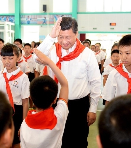 2014年5月30日，習(xí)近平總書記來到北京市海淀區(qū)民族小學(xué)，參加慶?！傲弧眹H兒童節(jié)活動(dòng)。新華社記者 李濤 攝