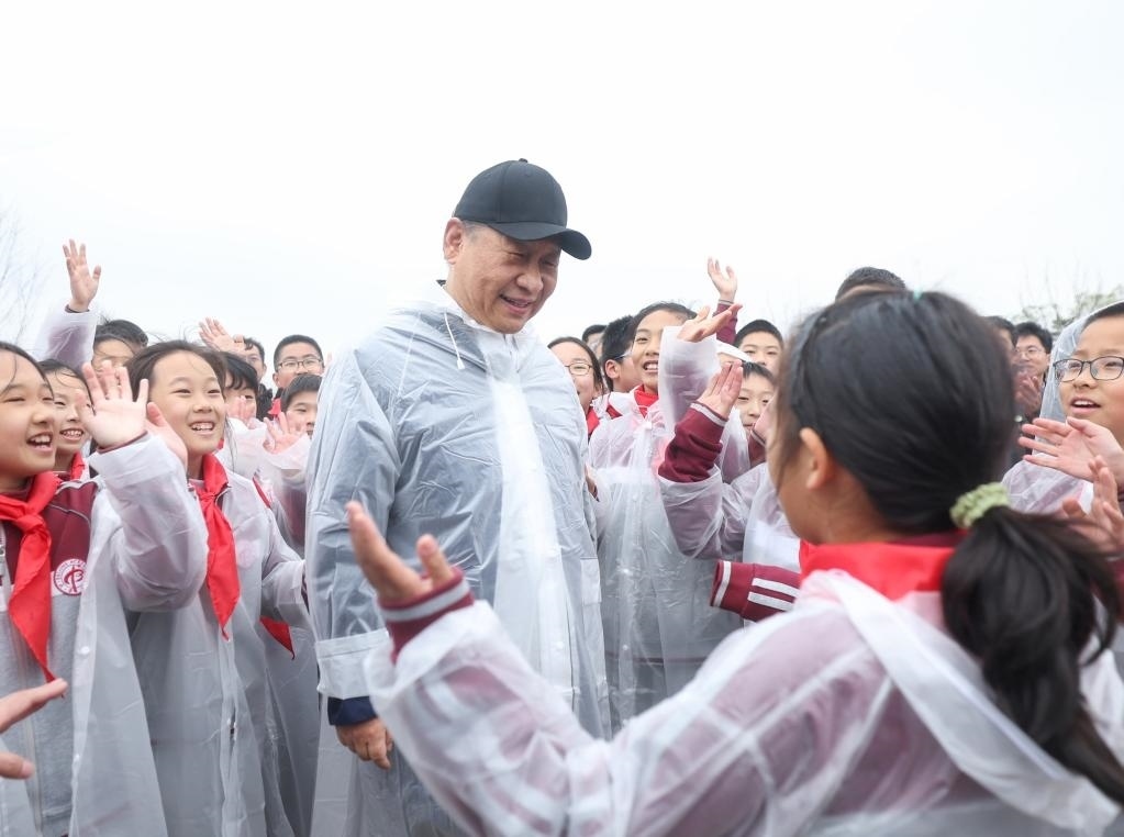 2023年4月4日，黨和國家領(lǐng)導(dǎo)人參加首都義務(wù)植樹活動(dòng)。這是植樹后，習(xí)近平總書記同在場的中小學(xué)生親切交談。新華社記者 鞠鵬 攝