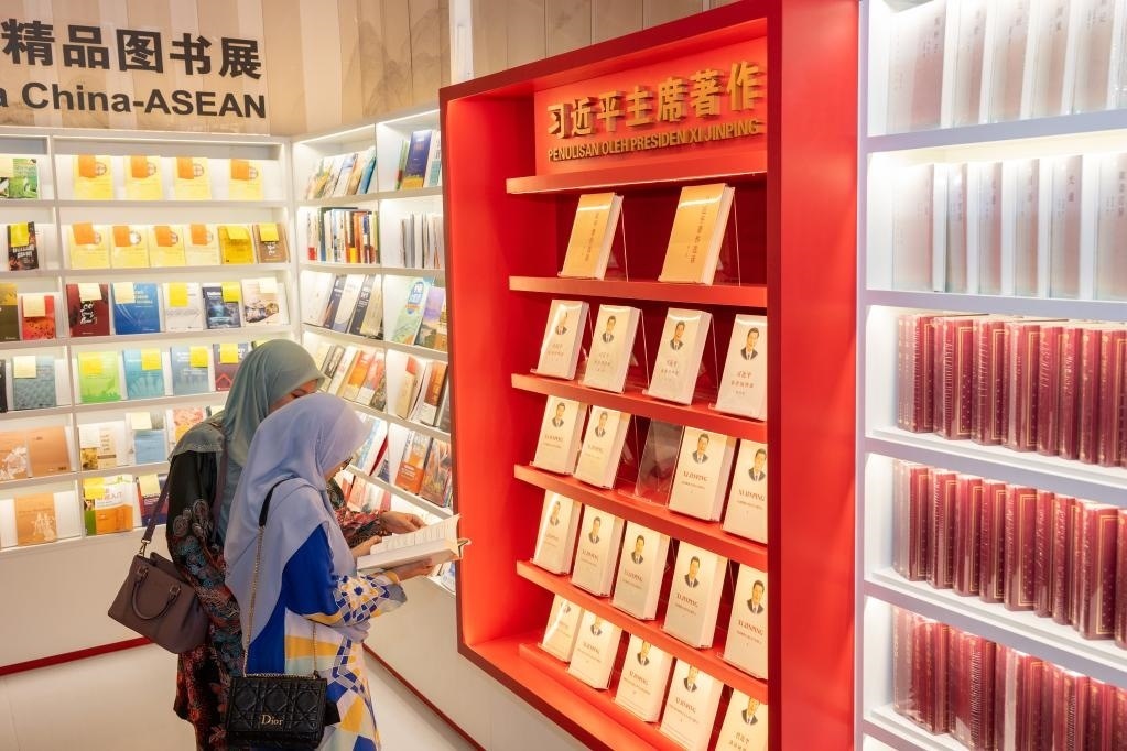 5月30日，兩名讀者在馬來西亞吉隆坡國際書展中國主賓國活動(dòng)現(xiàn)場閱讀習(xí)近平主席著作。新華社記者朱煒攝