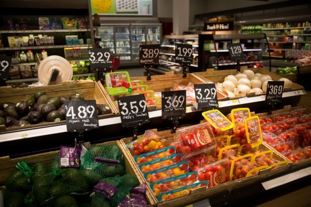 這是2月14日在美國紐約市布魯克林一家食品雜貨店拍攝的商品價(jià)簽。新華社發(fā)（郭克攝）
