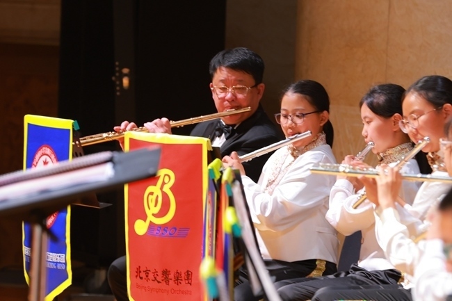 “樂動(dòng)金帆 ‘藝’起交響”為主題的專場音樂會(huì)現(xiàn)場。主辦方供圖