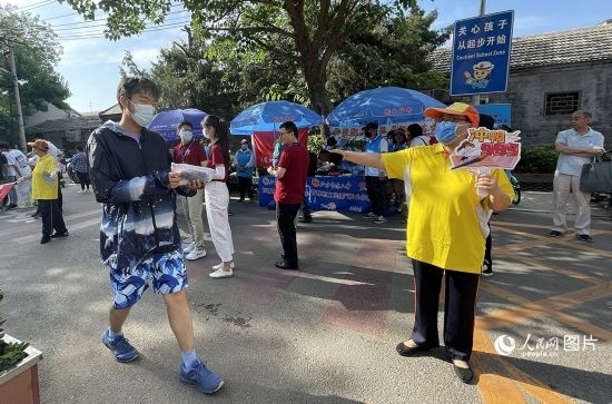 6月7日早8點(diǎn)，北京市第五中學(xué)門口考生正在按規(guī)定進(jìn)入考場(chǎng)。人民網(wǎng)記者 池夢(mèng)蕊攝