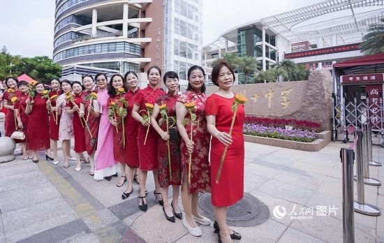 6月7日一早，廈門雙十中學(xué)考生家長(zhǎng)們身穿旗袍，手拿向日葵在考場(chǎng)外為孩子加油打氣，寓意“旗開(kāi)得勝，一舉奪魁”。人民網(wǎng)記者 陳博攝