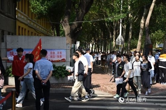 6月7日，在黑龍江省哈爾濱市第三中學(xué)高考考點(diǎn)，考生們有序進(jìn)入考場(chǎng)。人民網(wǎng)記者 蘇靖剛攝