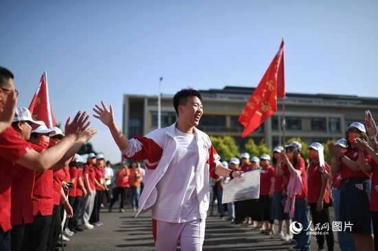 6月7日，在北京市人大附中通州校區(qū)考點(diǎn)，考生與送考老師擊掌加油。人民網(wǎng)記者 翁奇羽攝