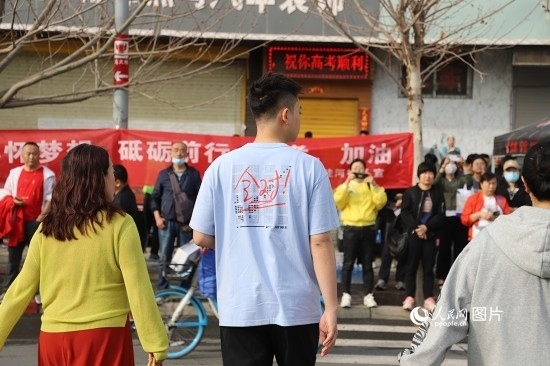 6月7日早8點(diǎn)，甘肅省蘭州市外國(guó)語(yǔ)高級(jí)中學(xué)考點(diǎn)，考生按規(guī)定進(jìn)入考場(chǎng)。人民網(wǎng)記者 黃帆攝